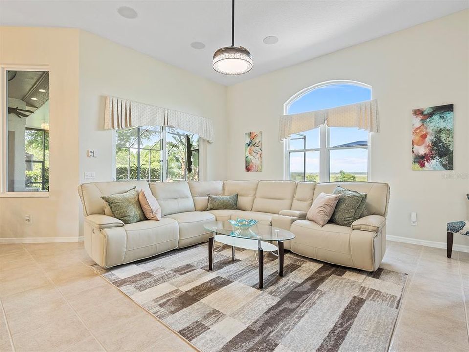 На продажу: $1,100,000 (5 спален, 4 ванн, 3669 Квадратных фут)