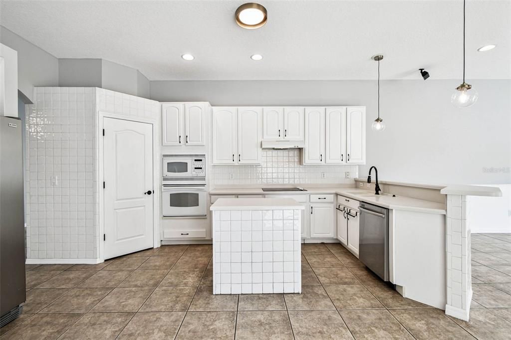 Active With Contract: $499,000 (4 beds, 3 baths, 2518 Square Feet)