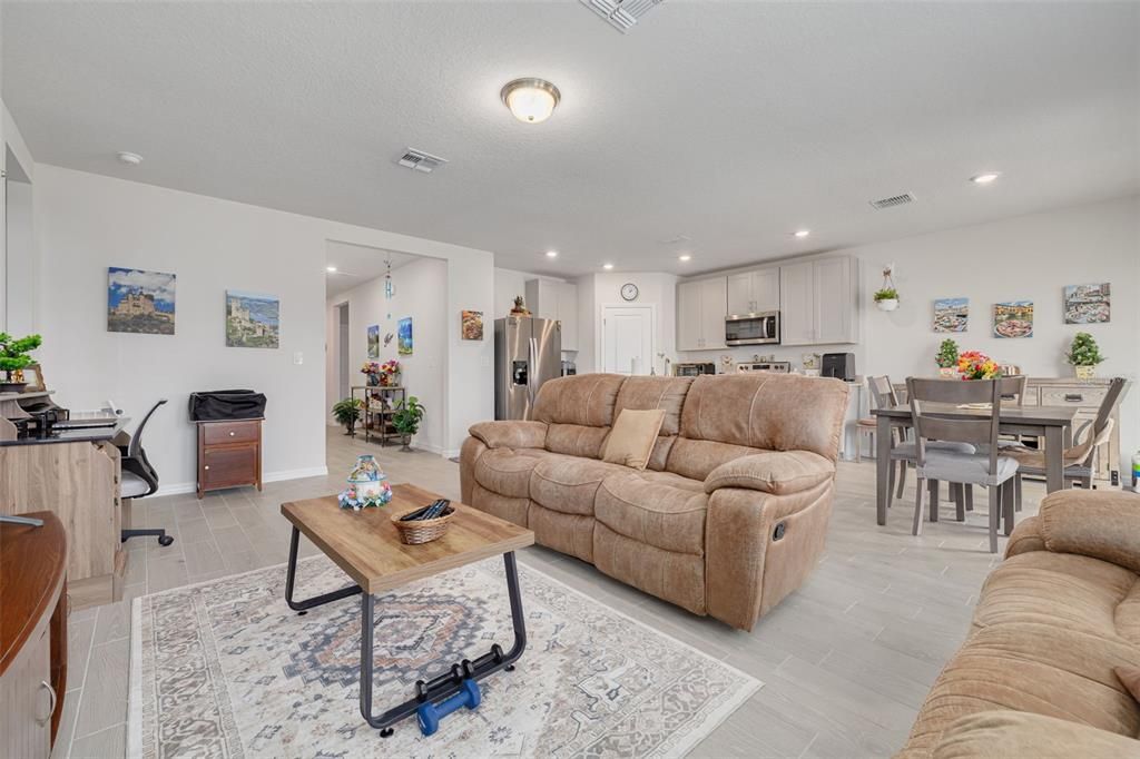 Activo con contrato: $325,000 (3 camas, 2 baños, 1506 Pies cuadrados)