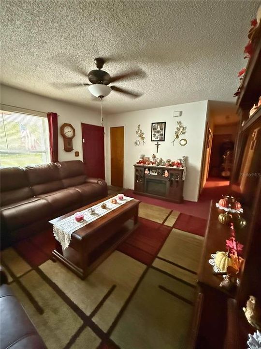 En Venta: $275,000 (4 camas, 2 baños, 1250 Pies cuadrados)