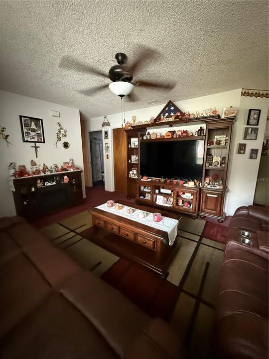 En Venta: $275,000 (4 camas, 2 baños, 1250 Pies cuadrados)