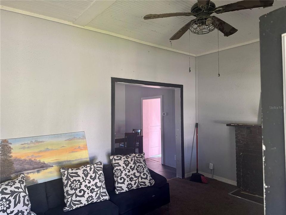 待售: $120,000 (2 贝兹, 1 浴室, 928 平方英尺)