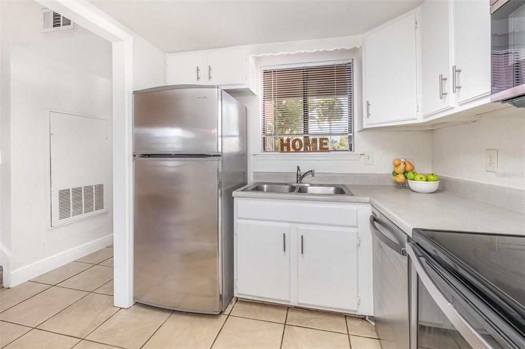 Active With Contract: $199,000 (2 beds, 2 baths, 1120 Square Feet)