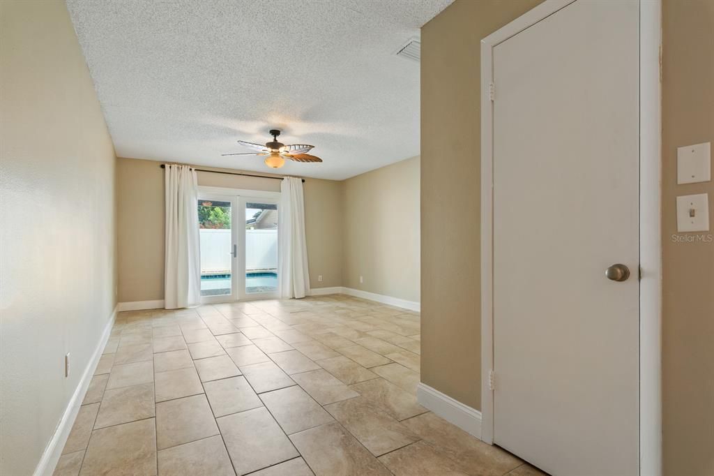 合同活跃: $414,999 (3 贝兹, 2 浴室, 1692 平方英尺)