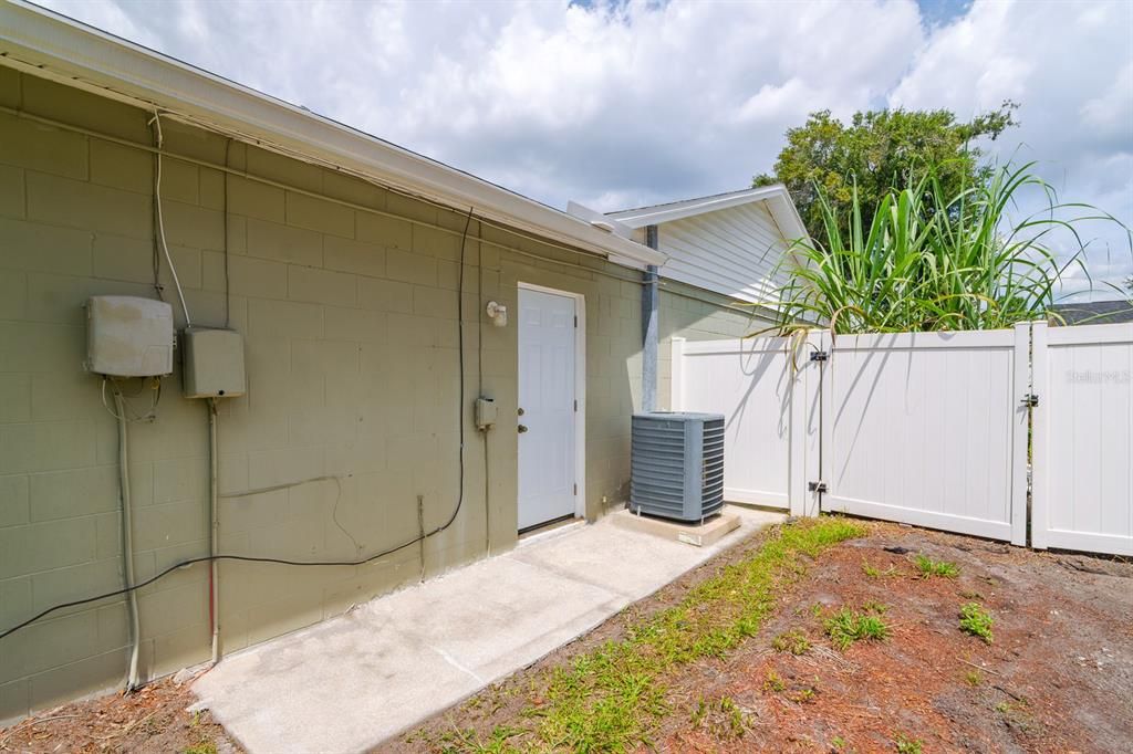 合同活跃: $414,999 (3 贝兹, 2 浴室, 1692 平方英尺)