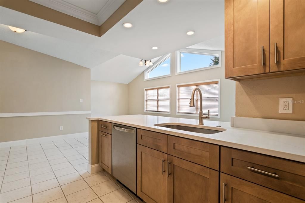 合同活跃: $414,999 (3 贝兹, 2 浴室, 1692 平方英尺)