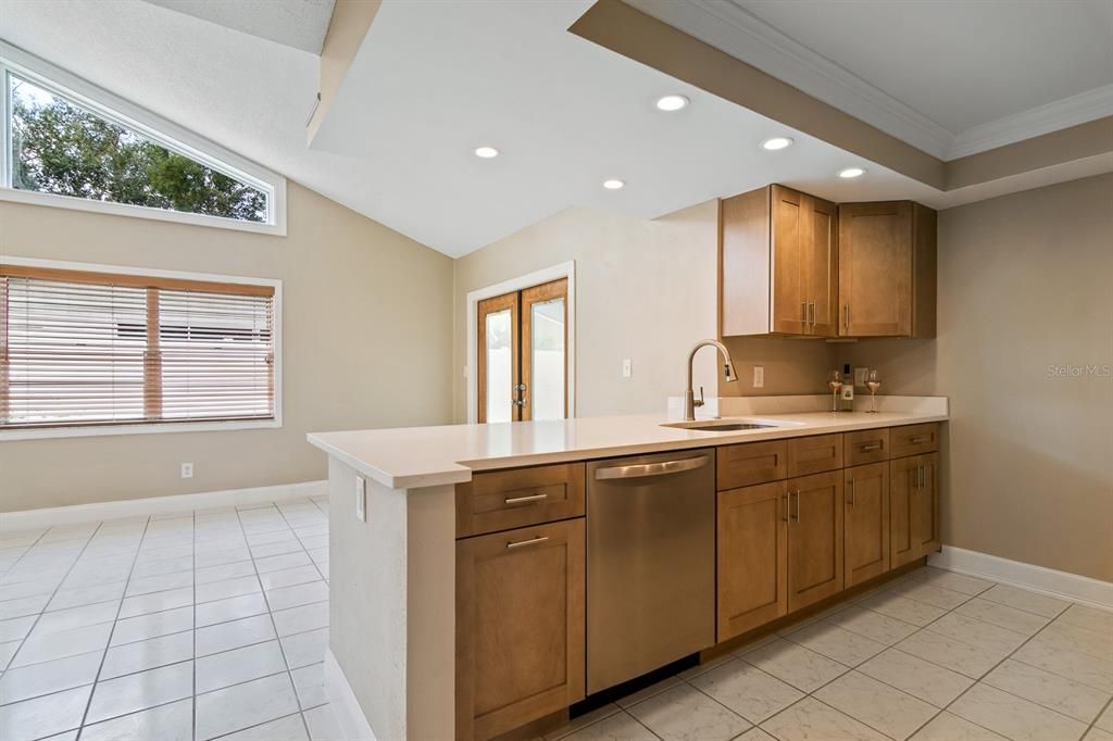 合同活跃: $414,999 (3 贝兹, 2 浴室, 1692 平方英尺)