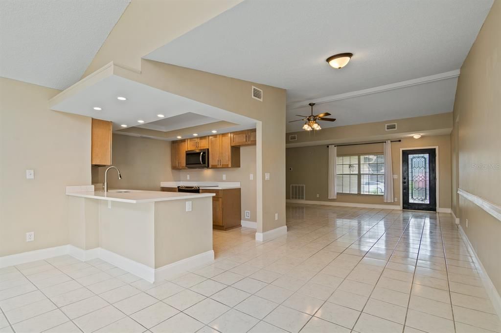 合同活跃: $414,999 (3 贝兹, 2 浴室, 1692 平方英尺)