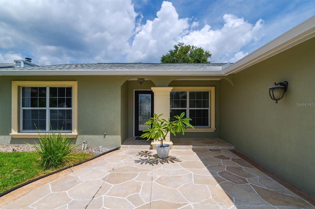 合同活跃: $414,999 (3 贝兹, 2 浴室, 1692 平方英尺)