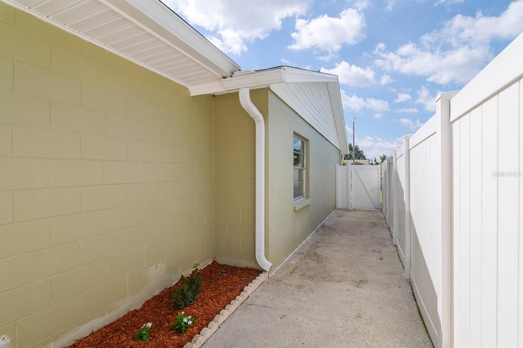 合同活跃: $414,999 (3 贝兹, 2 浴室, 1692 平方英尺)