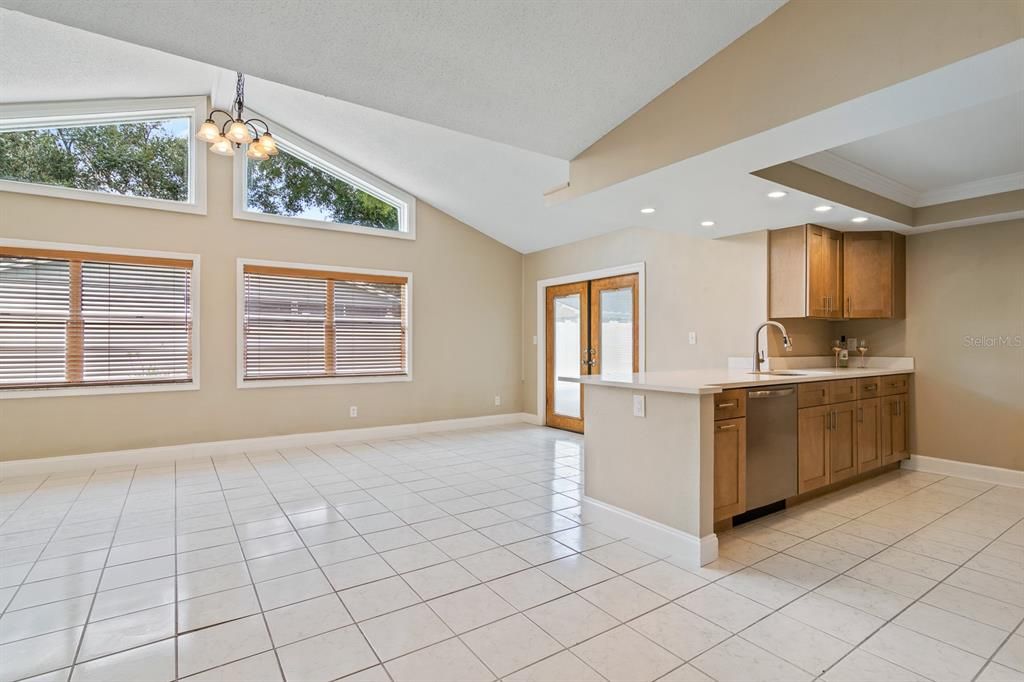 合同活跃: $414,999 (3 贝兹, 2 浴室, 1692 平方英尺)