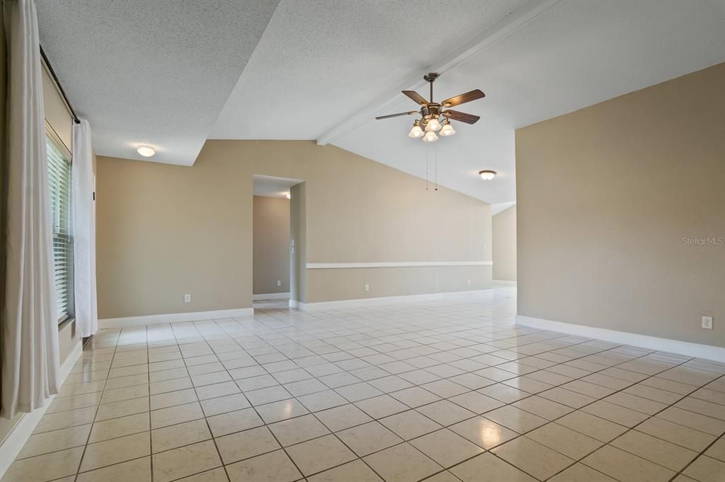 合同活跃: $414,999 (3 贝兹, 2 浴室, 1692 平方英尺)