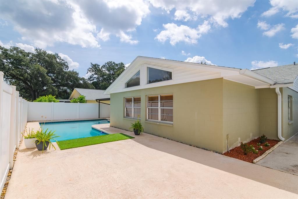 合同活跃: $414,999 (3 贝兹, 2 浴室, 1692 平方英尺)