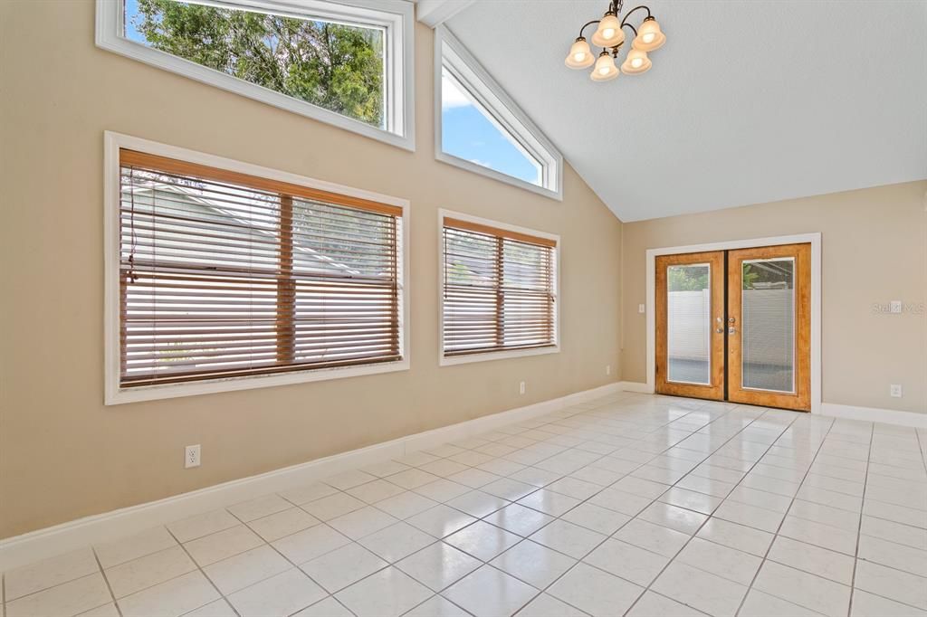 合同活跃: $414,999 (3 贝兹, 2 浴室, 1692 平方英尺)