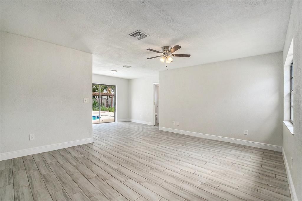 Activo con contrato: $380,000 (3 camas, 2 baños, 1117 Pies cuadrados)