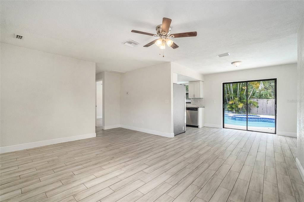 Activo con contrato: $380,000 (3 camas, 2 baños, 1117 Pies cuadrados)