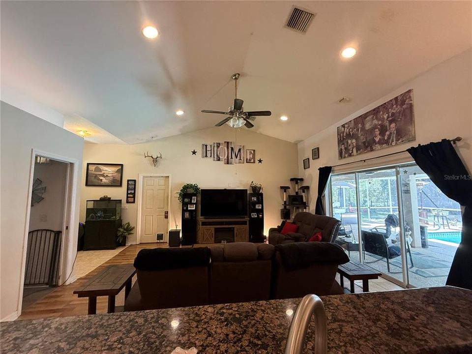 待售: $399,000 (4 贝兹, 2 浴室, 1642 平方英尺)