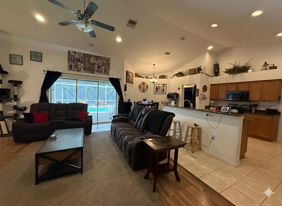 待售: $399,000 (4 贝兹, 2 浴室, 1642 平方英尺)