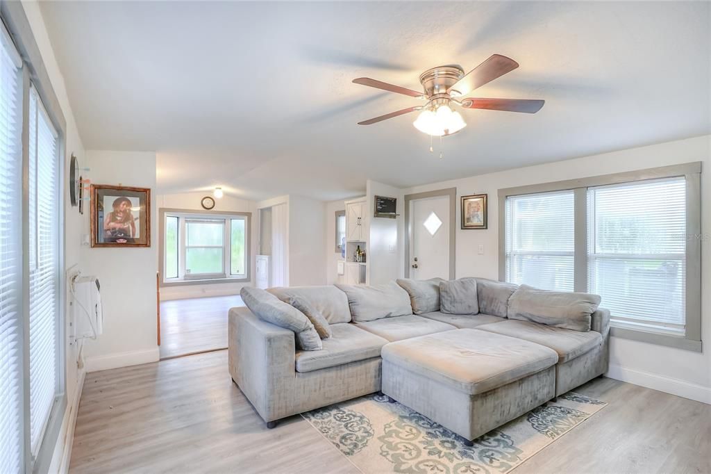 待售: $360,000 (3 贝兹, 3 浴室, 1150 平方英尺)