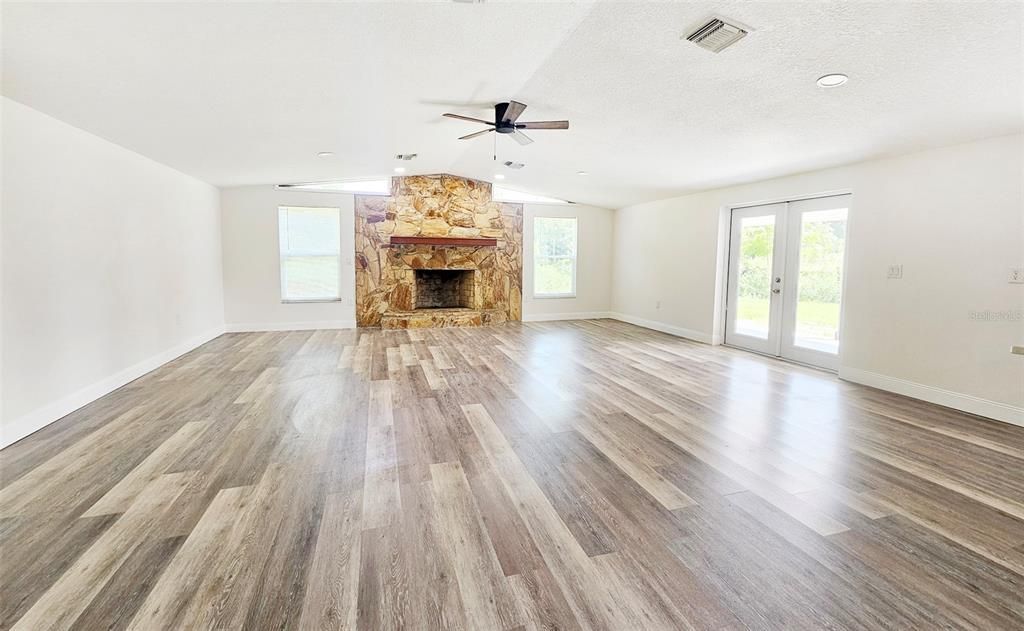 Activo con contrato: $419,900 (3 camas, 2 baños, 1744 Pies cuadrados)