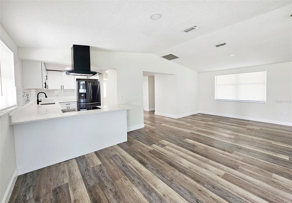 Activo con contrato: $419,900 (3 camas, 2 baños, 1744 Pies cuadrados)