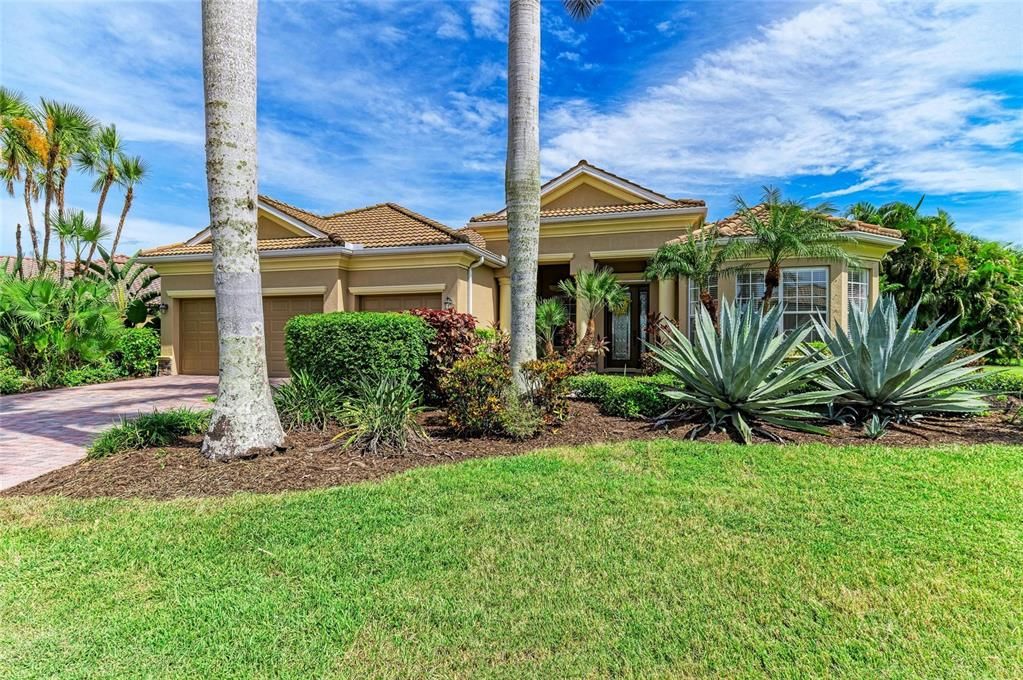 Active With Contract: $925,000 (4 beds, 3 baths, 2901 Square Feet)