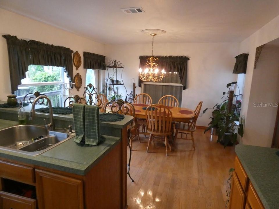 En Venta: $930,000 (3 camas, 2 baños, 1920 Pies cuadrados)