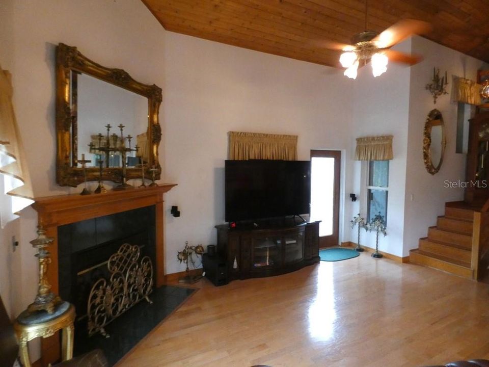 En Venta: $930,000 (3 camas, 2 baños, 1920 Pies cuadrados)