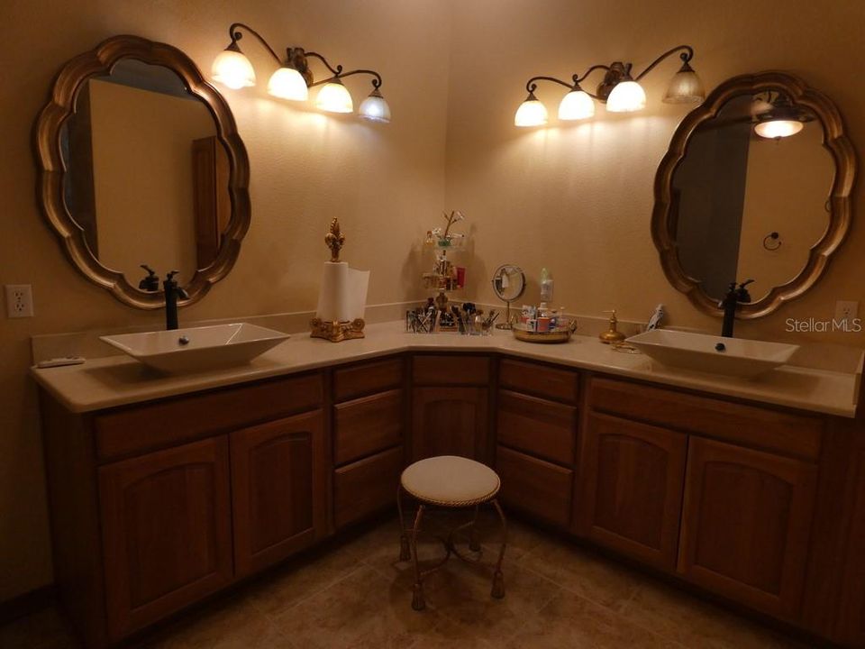 En Venta: $930,000 (3 camas, 2 baños, 1920 Pies cuadrados)