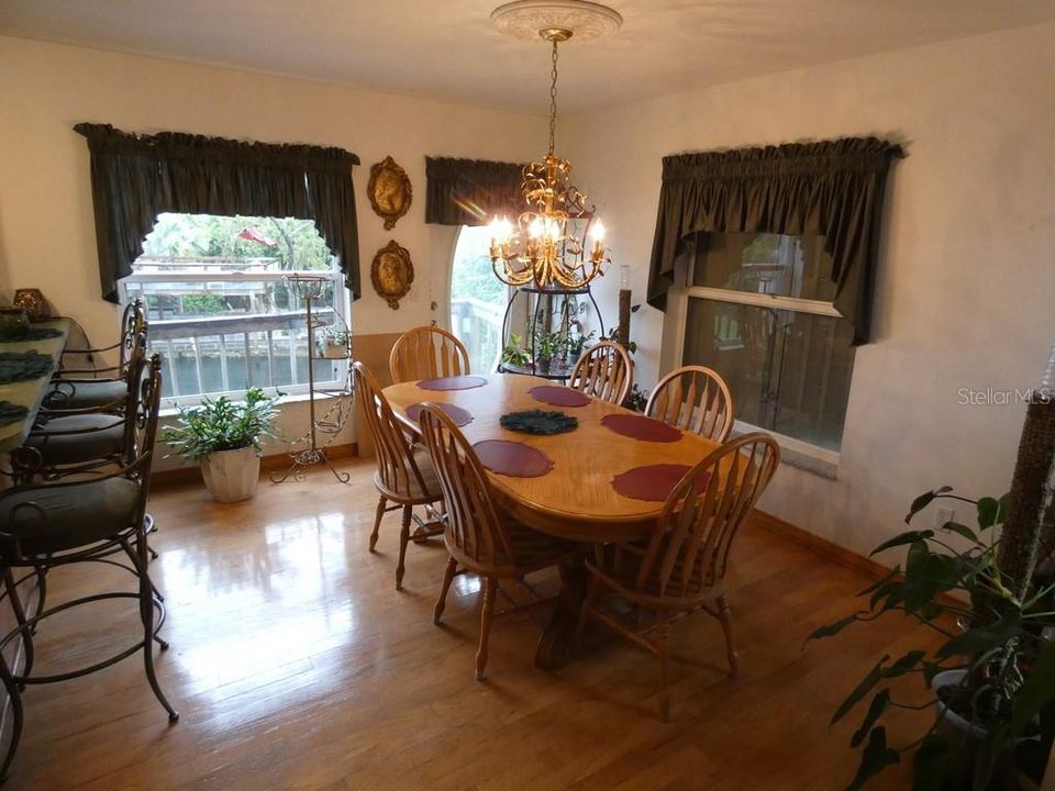 En Venta: $930,000 (3 camas, 2 baños, 1920 Pies cuadrados)