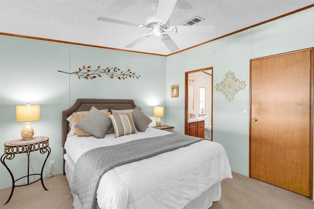 Active With Contract: $232,000 (3 beds, 2 baths, 1104 Square Feet)