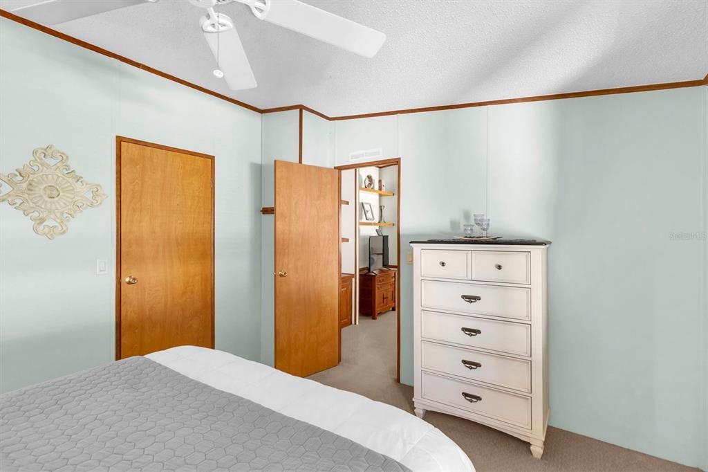 Active With Contract: $232,000 (3 beds, 2 baths, 1104 Square Feet)