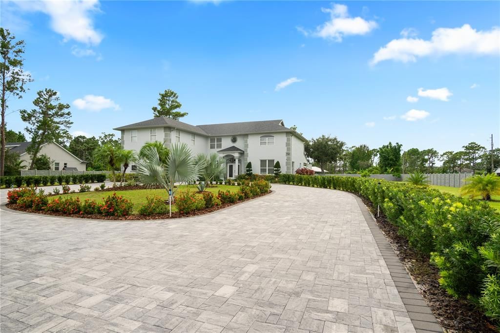 For Sale: $975,000 (5 beds, 3 baths, 3952 Square Feet)