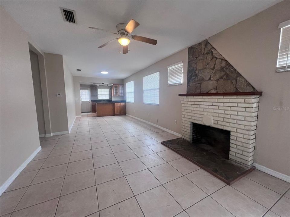 出租: $1,600 (2 贝兹, 2 浴室, 952 平方英尺)