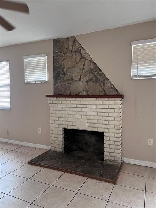 出租: $1,600 (2 贝兹, 2 浴室, 952 平方英尺)