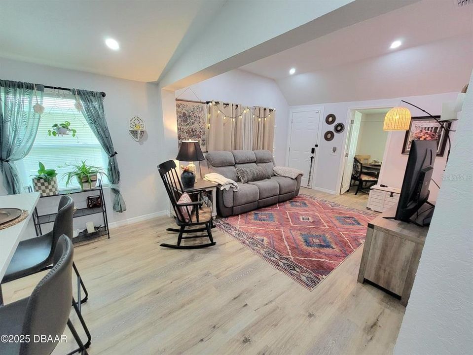 Active With Contract: $180,000 (3 beds, 1 baths, 752 Square Feet)