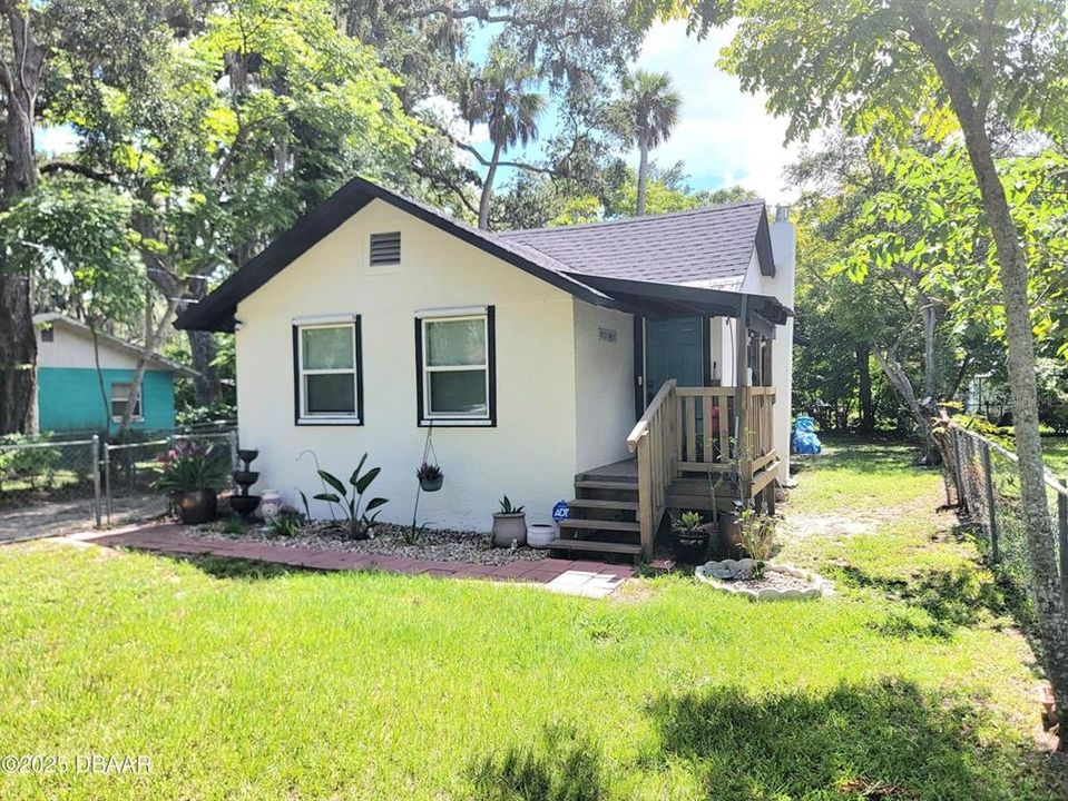 Active With Contract: $180,000 (3 beds, 1 baths, 752 Square Feet)