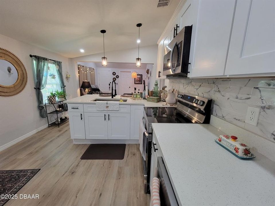 Active With Contract: $180,000 (3 beds, 1 baths, 752 Square Feet)