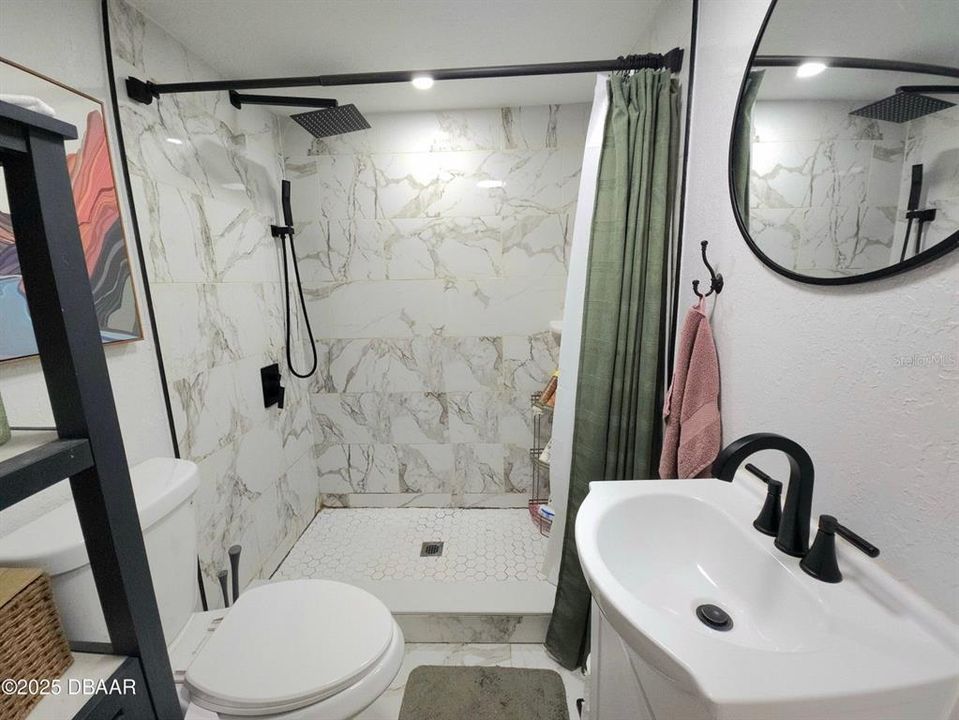 Active With Contract: $180,000 (3 beds, 1 baths, 752 Square Feet)