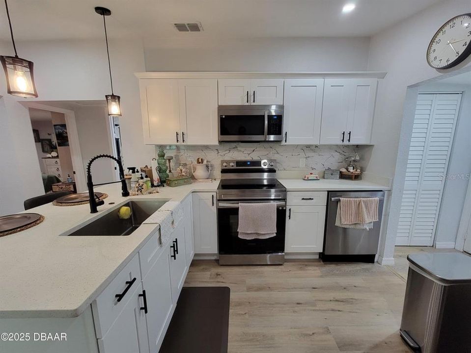 Active With Contract: $180,000 (3 beds, 1 baths, 752 Square Feet)