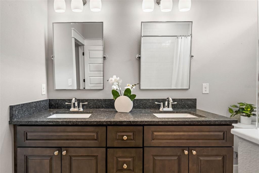 Под контрактом: $1,075,000 (3 спален, 3 ванн, 2389 Квадратных фут)