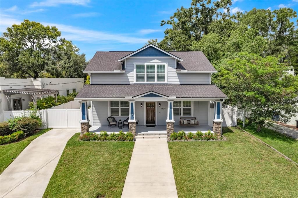 Под контрактом: $1,075,000 (3 спален, 3 ванн, 2389 Квадратных фут)