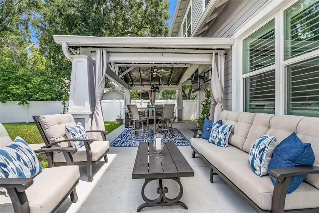 Под контрактом: $1,075,000 (3 спален, 3 ванн, 2389 Квадратных фут)