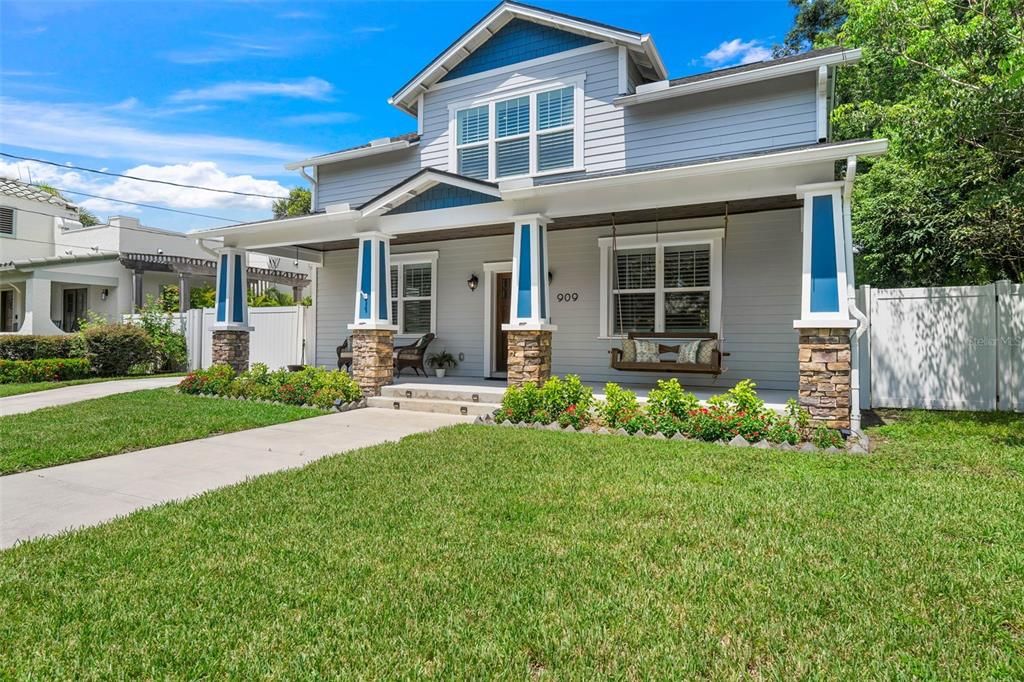 Под контрактом: $1,075,000 (3 спален, 3 ванн, 2389 Квадратных фут)