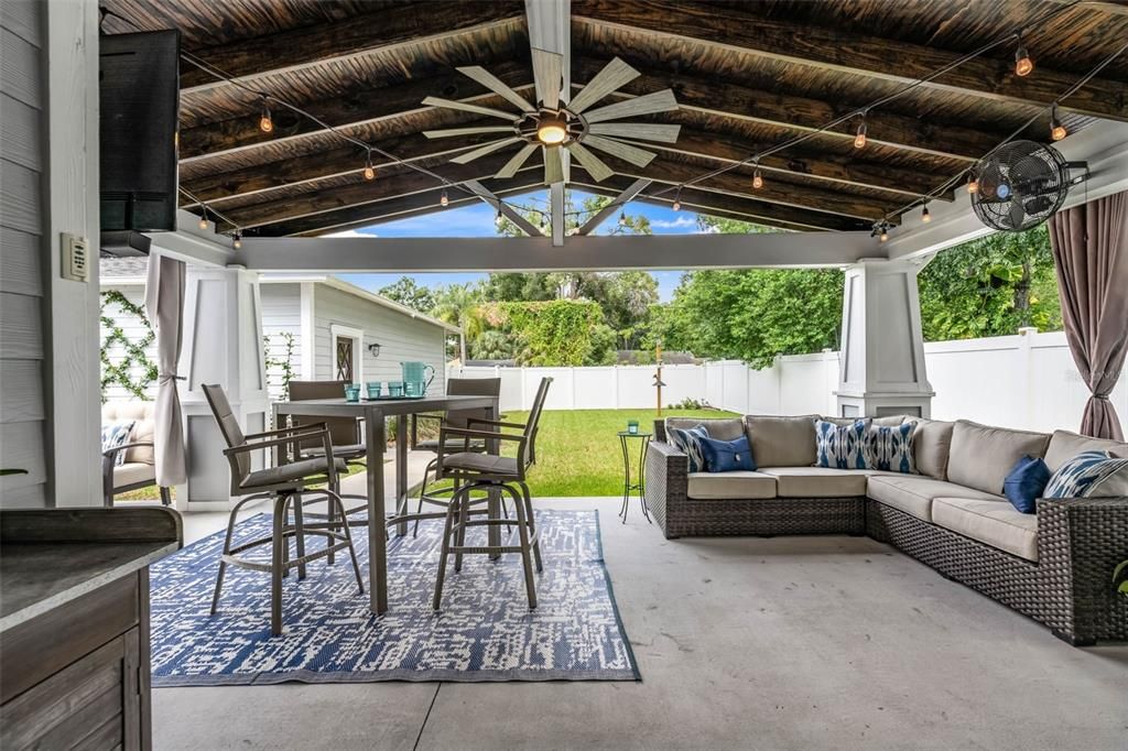 Под контрактом: $1,075,000 (3 спален, 3 ванн, 2389 Квадратных фут)