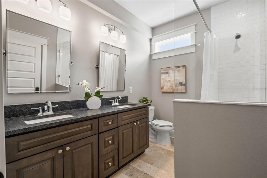 Под контрактом: $1,075,000 (3 спален, 3 ванн, 2389 Квадратных фут)