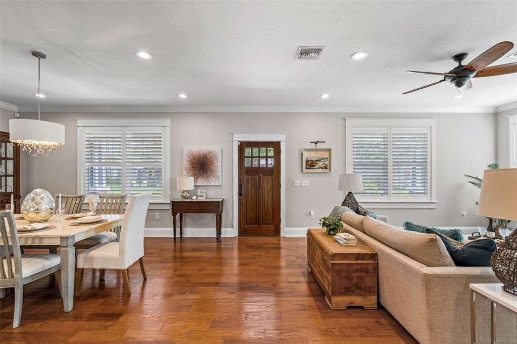 Под контрактом: $1,075,000 (3 спален, 3 ванн, 2389 Квадратных фут)