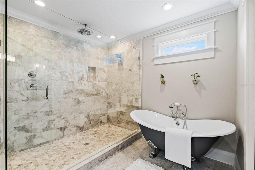 Под контрактом: $1,075,000 (3 спален, 3 ванн, 2389 Квадратных фут)