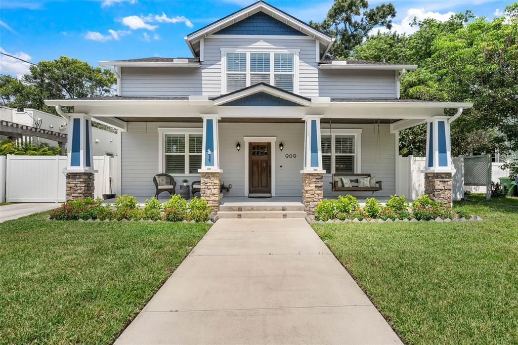 Под контрактом: $1,075,000 (3 спален, 3 ванн, 2389 Квадратных фут)