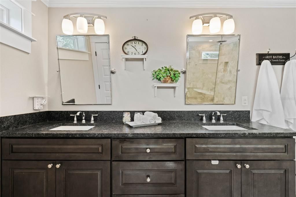 Под контрактом: $1,075,000 (3 спален, 3 ванн, 2389 Квадратных фут)